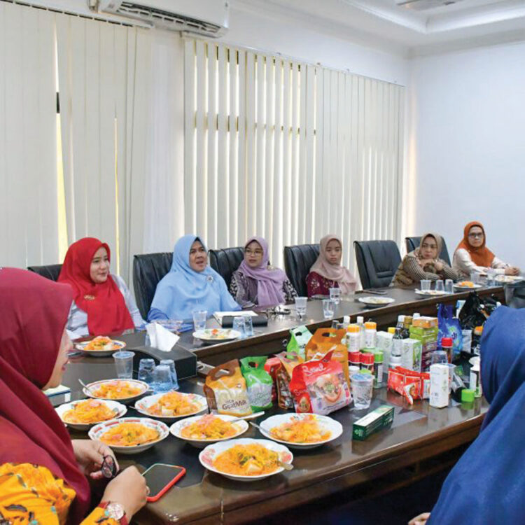 Dukung UMKM, DWP Agam Ajak Anggota Gunakan Produk Lokal 1 PERTEMUAN BULANAN— DWP Unit Sekretariat Daerah Kabupaten Agam menggelar pertemuan bulanan Kamis (31/7).