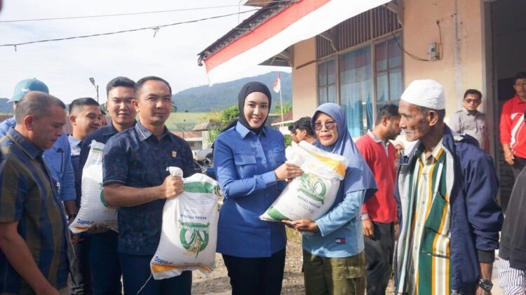 Komisi IV DPR RI Salurkan Bantuan Pangan di Talamau 1 SALURKAN BANTUAN—Pemerintah Kabupaten Pasaman Barat (Pasbar) bersama Komisi IV DPR RI menyalurkan bantuan pangan berupa beras kepada ribuan keluarga penerima manfaat di Kecamatan Talamau, Rabu (20/8).