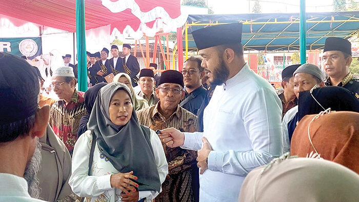 Komplek Dangau Teduh Menuju Kampung Al-Qur’an 1 WISUDA AKBAR— Wali Kota Padang Fadly Amran dan Ketua Yayasan As Salaam Dangau Teduh H Abtar Latif SE, berdialog dengan orang santri, sesaat setelah Wisuda Akbar Pondok Tahfizh Daarul Qur’an, Minggu (10/8)