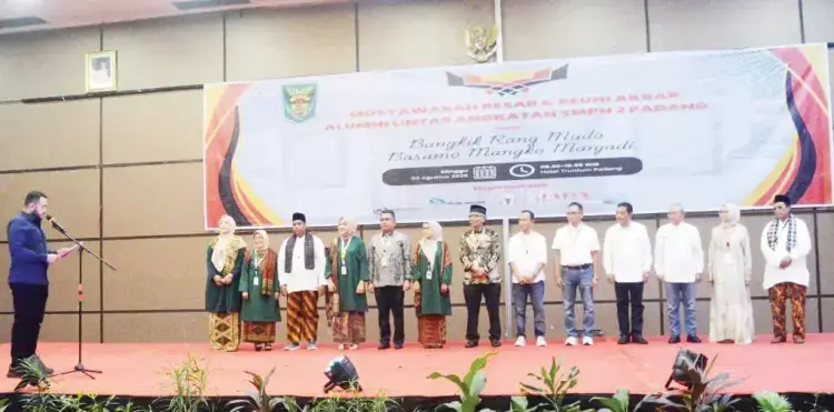 Wako Fadly Amran Tutup Mubes dan Reuni Akbar SMPN 2 1 PELANTIKAN PENGURUS— Dewan Kehormatan Alumni Lintas Angkatan SMPN 2 Padang Fadly Amran, melantik jajaran Dewan Pembina dan Dewan Pengurus Alumni 2025-2028, saat penutupan Mubes dan Reuni Akbar Alumni Lintas Angkatan SMPN 2, di Hotel Truntum, Minggu (3/8). Terpilih sebagai ketum alumni Ir. Tria Suprajeni.
