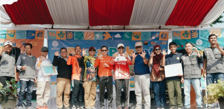 Lubuk Gadang Dicanangkan jadi Kampung Harimau Solok Selatan 1 PENCANANGAN KAMPUNG HARIMAU— Wakil Bupati Solok Selatan H. Yulian Efi berfoto bersama usai kegiatan pencanangan Lubuk Gadang Utara menjadi Kampung Harimau, Minggu (10/8).