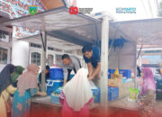 Warga Belanja Sembako Murah di Taman Pensil