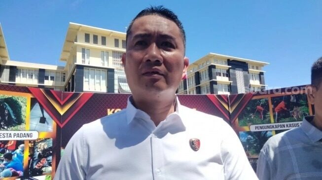 Kasus Penyegelan Kantor KONI, Ditreskrimum Polda Sumbar Panggil Terlapor 1 WAWANCARA— Direktur Reserse Kriminal Umum Polda Sumbar, Kombes Pol Teddy Fanani diwawancarai wartawan.