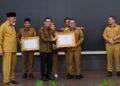 Rakor SPM di Sumatera Barat, Bupati Eka Putra Terima Sertifikat WBTbI 10 Rakor SPM di Sumatera Barat, Bupati Eka Putra Terima Sertifikat WBTbI