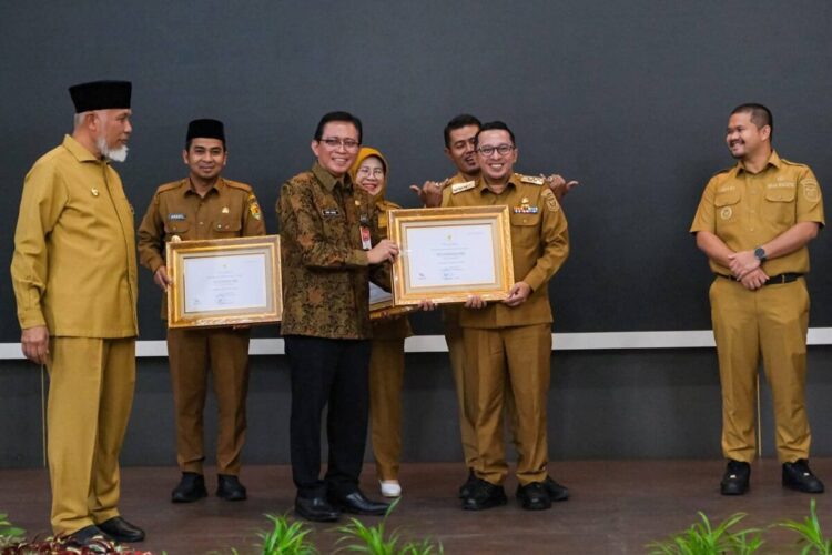 Rakor SPM di Sumatera Barat, Bupati Eka Putra Terima Sertifikat WBTbI 1 TERIMA SERTIFIKAT— Bupati Tanahdatar Eka Putra terima sertifikat Warisan Budaya Takbenda Indonesia (WBTbI) Tahun 2024 kategori Tradisi dan Ekspresi Lisan yaitu Silek Galombang Duo Baleh berasal dari Nagari Pitalah dan Bungo Tanjung Kecamatan Batipuh, yang diserahkan Direktur Jenderal Bina Pembangunan Daerah, Restuardy Daud.