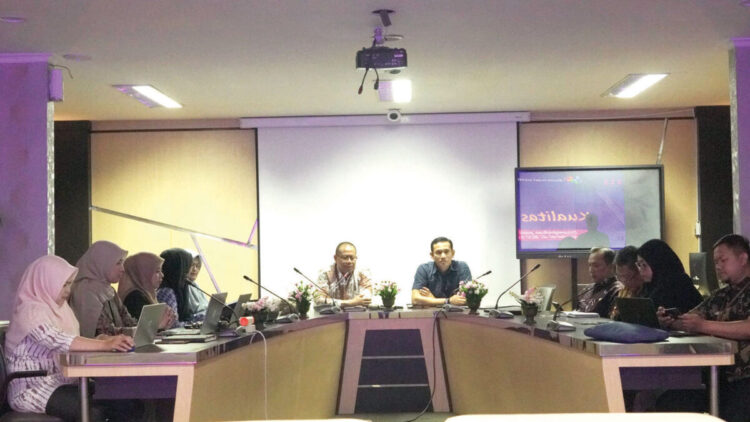 Diskominfo-BPS Lanjutkan Pembinaan Statistik Sektoral Maksimalkan Kualitas Data 1 PEMBINAAN STATISTIK— Pemerintah Kota Bukittinggi melalui Dinas Komunfo dan Informatika (Diskominfo) bekerjasama dengan Badan Pusat Statistik (BPS) menggelas pembinaan statistik sektoral, di Bukittinggi Command Center (BCC),
beberapa waktu lalu.