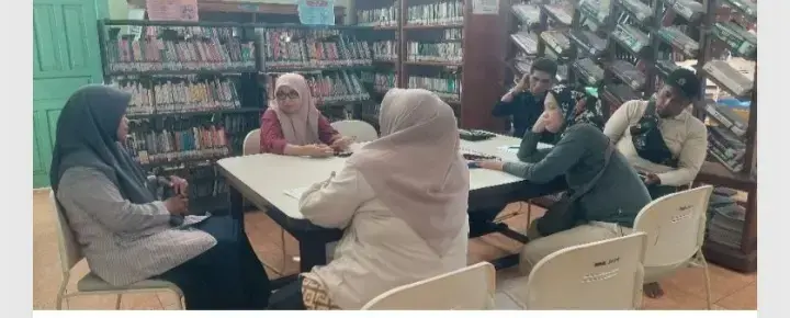 Kemajuan Teknologi Internet Bisa Turunkan Minat Baca Buku Anak 1 DISKUSI—Kepala Dinas Perpustakaan dan Kearsipan kota Sawahlunto, Jhon Hendri didampingi kepala Perpustakaan Adinegoro, Nova Zahra saat diskusi bincang bersama sejumlah awak media, di Perpustakaan Adinegoro Sawahlunto.