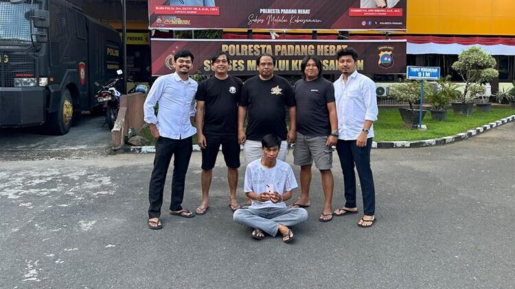 CURI IPHONE— Pelaku Faiz Farhan yang mencuri iPhone di kos-kosan ditangkap Tim Klewang Polresta Padang.