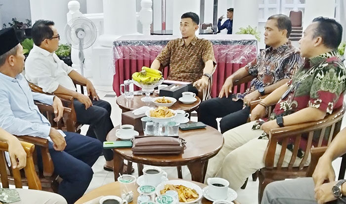 SILATURAHMI— Bupati Padangpariaman, Jhon Kenedy Azis  menerima kunjungan Kepala Unit Komunikasi & Kesekretariatan PT Semen Padang Ilham Akbar di rumah dinasnya, Jumat (15/8) malam lalu.