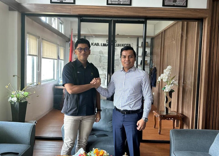 Dukung Layanan Listrik Andal dan Perekonomian Daerah, PLN UP3 Payakumbuh Perkuat Sinergi dengan DPRD Kabupaten Limapuluh Kota 1 KUNJUNGAN—Manager PLN UP3 Payakumbuh, Teguh Budi Octavianto disambut Ketua DPRD Kabupaten Lima Puluh Kota, Doni Ikhlas, SH, M.Si saat kunjungan kemarin.