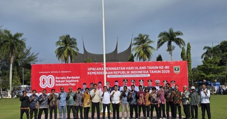 UPACARA— Para mantan narapidana tindak pidana terorisme (napiter) dan eks kombatan organisasi terlarang binaan Polda Sumbar, dihadirkan pada Upacara Hari Ulang Tahun ke-80 Republik Indonesia di halaman Istana Gubernuran.