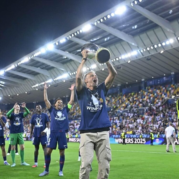 Luis Enrique Ukir 2 Rekor 1 UKIR REKOR—Pelatih asal Spanyol, Luis Enrique, mengukir dua rekor bersejarah usai membawa PSG menjuarai Piala Super Eropa 2025, usai mengalahkan Tottenham Hotspur lewat drama adu penalti, Kamis (14/8) dini hari WIB.