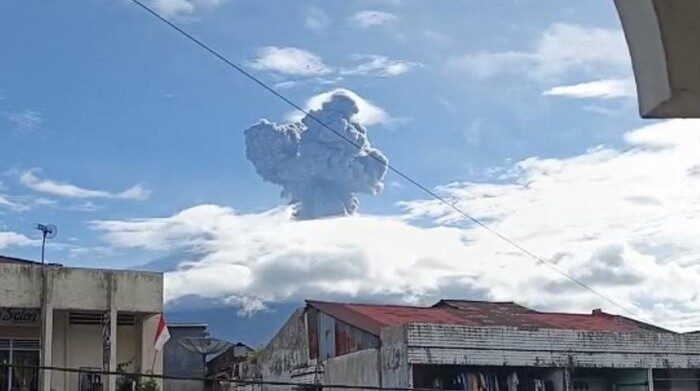 Gunung Marapi kembali Erupsi, 2 Kali Berselang Beberapa Jam 1 Gunung Marapi kembali erupsi pada Jumat (29/8).