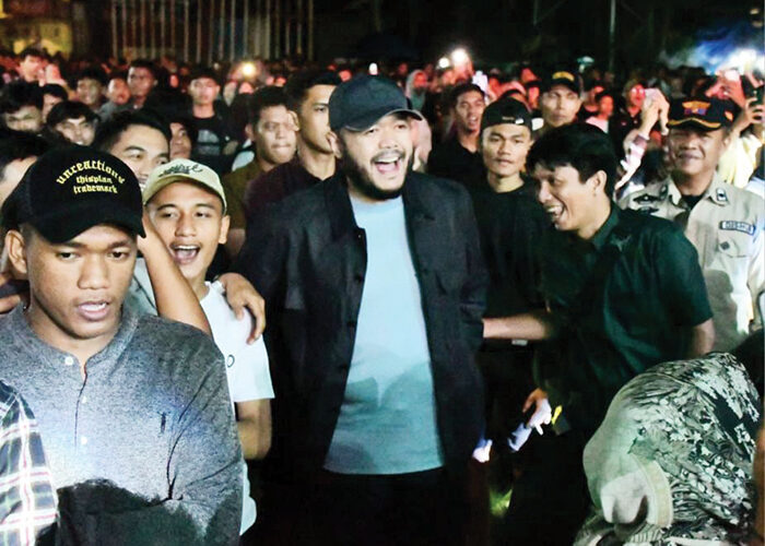 Wako Padang Berbaur Bersama Warga Nikmati Pesta Rakyat ‘Xploria’ 1 PESTA RAKYAT— Wali Kota Padang, Fadly Amran, turun langsung membaur bersama warga menikmati event Xploria Kota Padang 2025 dan pesta rakyat yang digelar untuk memeriahkan Hari Jadi Kota (HJK) Padang ke-356, Jumat (8/8) malam di GOR H Agus Salim Padang.