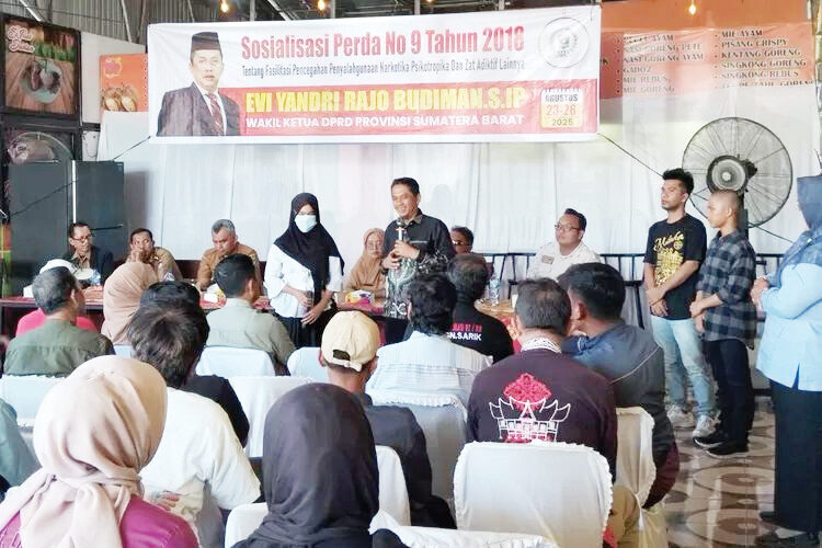 Wakil Ketua DPRD Sosialisasikan Perda Nomor 9 Tahun 2018, Evi Yandri: Rehabilitasi Pecandu Solusi Turunkan Peredaran Narkoba 1 SOSIALISASI—Wakil Ketua DPRD Sumbar Evi Yandri menghadirkan mantan pecandu narkoba yang sudah direhabilitasi dalam sosialisasi Perda Nomor 9 Tahun 2018 di Kota Padang.