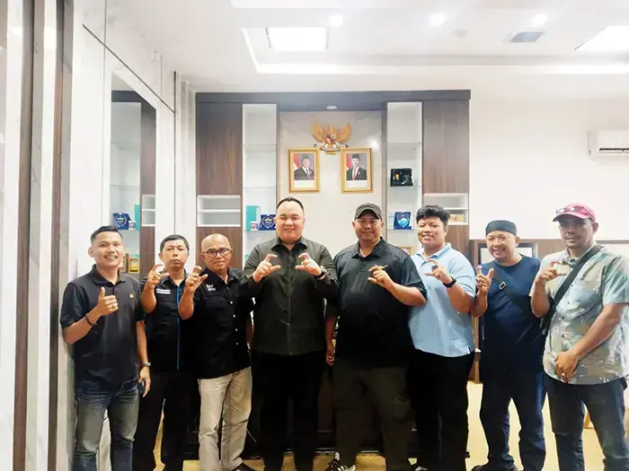 Wakil Ketua DPRD Sumbar Nanda Satria Siap Dukung Program-program FJKIP 1 AUDIENSI—Wakil Ketua DPRD Sumbar, Nanda Satria bersama Ketua PJKIP Sumbar, Almudazir yang didampingi oleh sejumlah anggota PJKIP usai melakukan audiensi.