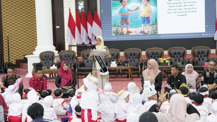 Lewat Program Gurami, Anak PAUD Bukittinggi Dibiasakan Gemar Makan Ikan 1 LAUNCHING— Bunda Paud Kota Bukittinggi, sekaligu
Ketua Forikan Bukittinggi, Ny. Yesi Ramlan Nurmatias, Launching Gurami (Gemar Untuk Rajin Makan Ikan) Jenjang Paud se-Kota Bukittinggi, Kamis (21/8) di Balairung Rumah Dinas
Wako, Kamis, (21/8)