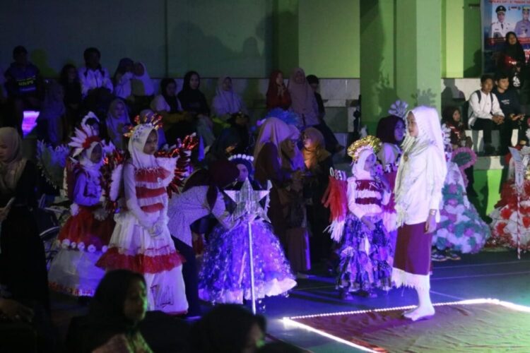 Gaun dari Plastik Bekas hingga Kertas, Fashion Show Daur Ulang Meriahkan HUT RI 1 Fashion Show Daur Ulang Meriahkan HUT RI