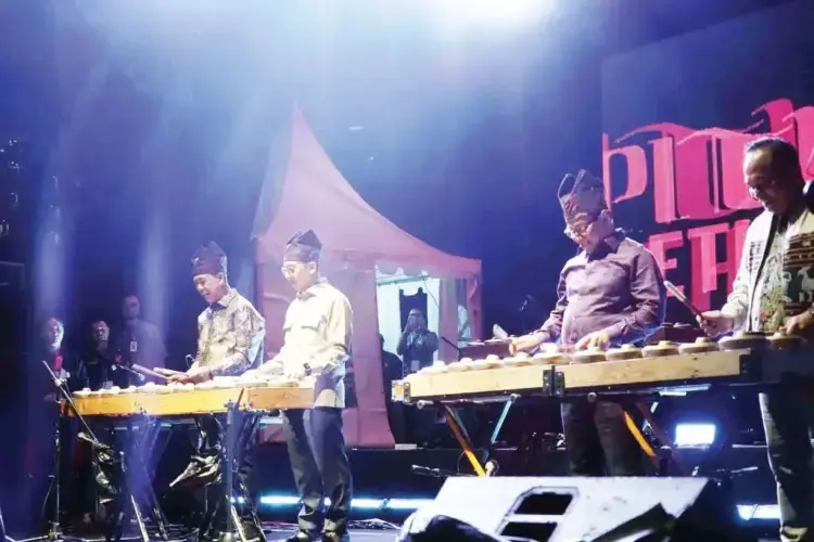 PEMBUKAAN FESTIVAL— Menteri Kebudayaan  (Menbud) Republik Indonesia, 
Dr. H. Fadli Zon, membuka Festival Musik Tradisi Indonesia “Pitunang Ethno Groove”, 
di Stadion Ateh Ngarai, Jumat (2/8) malam.