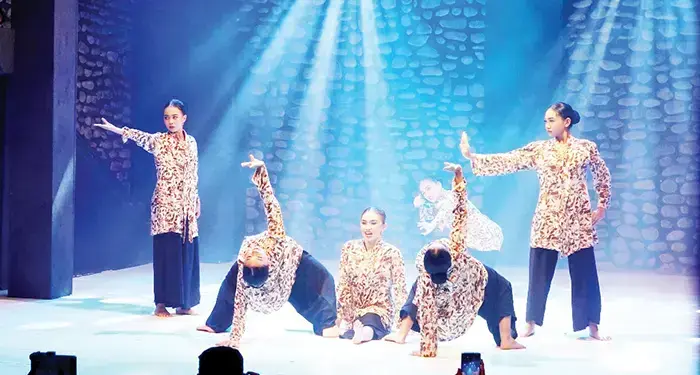 Meriahkan HJK Padang ke-356, Festival Nan Jombang Tampilkan Tari Dualitas 1 TARI KONTEMPORER— Festival Nan Jombang berhasil perhatian publik saat tampil Minggu (3/8) malam di Gedung Manti Menuik, Ladang Tari Nan Jombang. Festival yang masuk dalam rangkaian HJK Padang ke-356 ini menyuguhkan tari kontemporer berjudul “Dualitas” yang disuguhkan Sanggar Alang Babega.