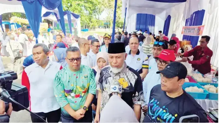 Gubernur Ajak Semua Pihak Jaga Ketahanan Pangan Daerah 1 GERAKAN PANGAN MURAH— Gubernur Sumbar Mahyeldi Ansharullah menghadiri kegiatan Gerakan Pangan Murah yang digelar TVRI Sumatera Barat dalam rangka HUT ke-63 TVRI di Komplek GOR H. Agus Salim, Sabtu (2/8).