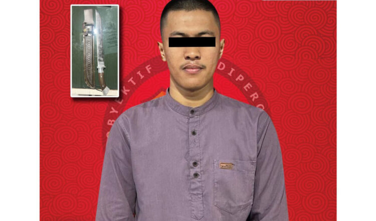 Dipicu Pembagian Harta Warisan, Kamanakan Bacok Kepala Mamak 1 PEMBACOKAN— Pelaku FT yang tega membacok mamaknya menggunakan parang ditangkap Tim Satreskrim Polre Payakumbuh.