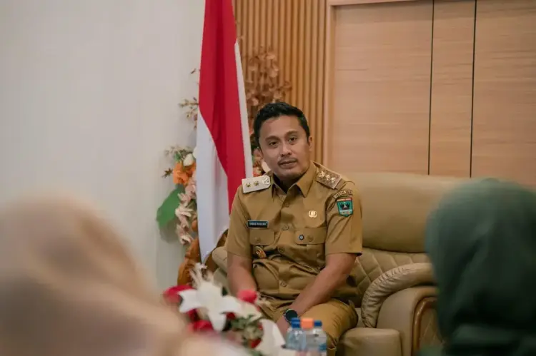 LANGKAH CEPAT PEMPROV— Wagub Sumbar Vasko Ruseimy mengambil langkah cepat terkait video viral seorang bidan di Kabupaten Pasaman bernama Dona Lubis (46) yang nekat menyeberangi sungai dengan arus deras untuk mengobati seorang pasien penyintas Tuberculosis (TBC).