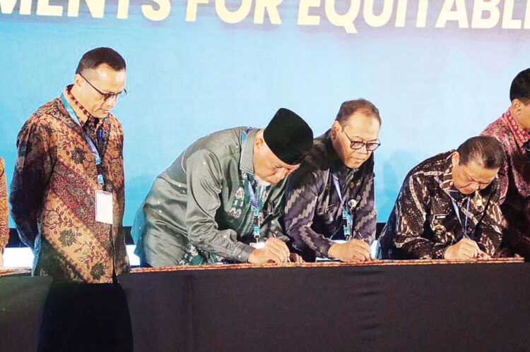 TANDATANGAN— Gubernur Mahyeldi dan Direktur RSAM bersama Dirjen Kesehatan Lanjutan Kementerian 
Kesehatan menandatangani sebuah dokumen komitmen bersama untuk pemerataan layanan kesehatan 
dan penyelenggaraan pendidikan dokter spesialis.