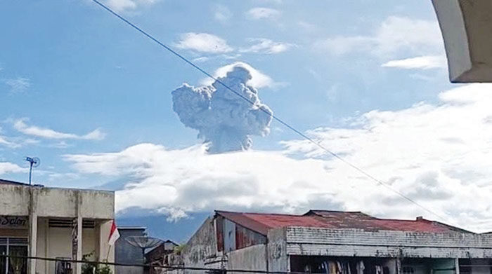 Erupsi Lagi, Marapi Semburkan Abu Vulkanik Setinggi 1.600 Meter 1 SEMBURKAN ABU VULKANIK— Gunung Marapi
yang terletak di perbatasan Kabupaten Agam dan Kabupaten Tanah Datar, kembali erupsi pada Selasa (12/8) pagi, menyemburkan kolom abu vulkanik
setinggi 1.600 meter di atas puncak.