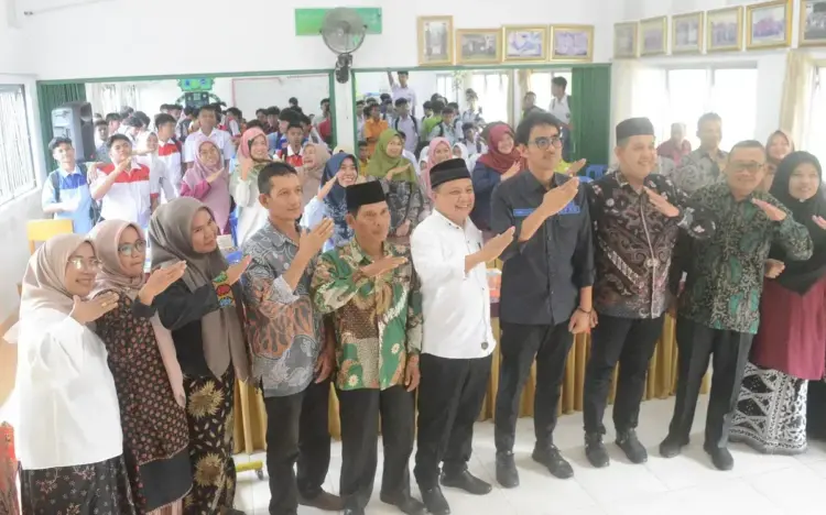 Anggota DPRD Sumbar Ginno Irwan Jemput Aspirasi Guru dan Siswa di 3 Sekolah 1 JEMPUT ASPIRASI— Anggota DPRD Provinsi Sumatera Barat H. Ginno Irwan, foto bersama dengan Kepala SMK Muhammadiyah 1 Padang, M. Fikar Datuak Rajo Magek,Sekretaris Majelis Dikdasmen dan PNF PWM Sumbar, Ari Prima dan majelis guru.