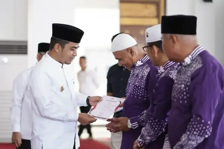 Wako dan Wawako Solok Hadiri Silaturahmi dan Penyambutan Jemaah Haji 2025 1 SAMBUT JEMAAH HAJI— Wako Solok Ramadhani dan Wawako
Suryadi Nurdal, menyambut para jamaah haji Pemerintah Kota
Haji Kota Solok Tahun 2025.