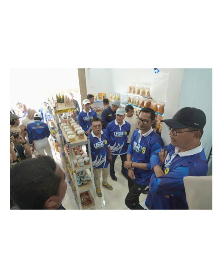 Koperasi Mutiara Selatan Hadirkan Pusat Oleh-oleh Solok Selatan 1 PUSAT OLEH-OLEH— Bupati Solok Selatan H. Khairunas saat meninjau produk pusat oleh-oleh Solok Selatan.