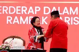 Hasto Berpotensi kembali Jabat Sekjen PDIP 1 MENANGIS HARU— Ketua Umum PDIP Megawati Soekarnoputri menangis haru saat kedatangan
Sekjen demisioner PDIP Hasto Kristiyanto
di Kongres VI PDIP di Badung, Bali.