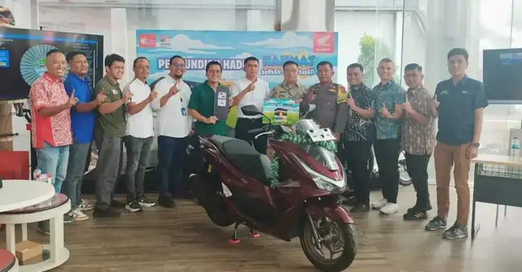 Undian Rahmat Honda Hayati, Ratusan Hadiah dan Keberkahan untuk Konsumen 1 UNDIAN RAHMAT—PT Hayati Pratama Mandiri menggelar program undian Rahmat yang dilaksanakan di Dealer Wing Hayati, Jalan Pemuda Nomor 35 Padang, Kamis (31/7).
