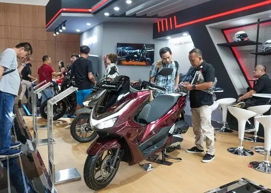 PCX160 Roadsync jadi Primadona di GIIAS 2025, Disusul Honda Stylo 160 dan Vario Series 1 ANTUSIAS—Pegunjung GIIAS 2025 antusias menyaksikan Honda PCX160 Roadsync.