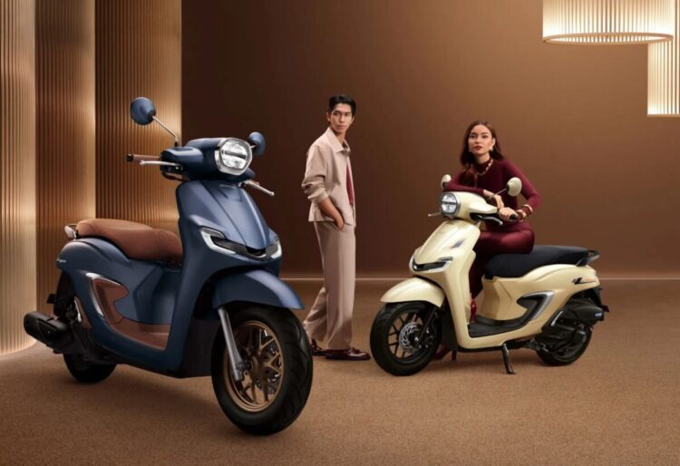 Siap jadi Primadona, Skutik Premium Fashionable New Honda Stylo 160 Makin Mewah 1 WARNA BARU—New Honda Stylo 160 hadir dengan warna Royal Matte Blue memberikan sensasi kemewahan yang membanggakan bagi pengendaranya.