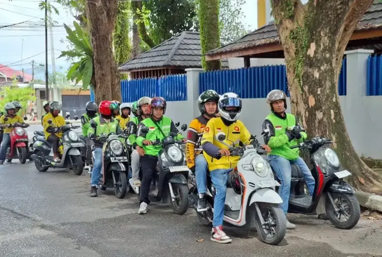Gelaran Scoopy Velocreativity, Honda Hayati Gandeng Komunitas Ojek Online 1 SCOOPY VELOCREATIVITY— PT. Hayati Pratama Mandiri (HPM) selaku Main Dealer Sepeda Motor Honda Sumbar kembali menggandeng komunitas Honda Scoopy yang tergabung dalam komunitas Honda Scoopy ojek online Kota Padang dalam kegiatan Scoopy Velocreativity.