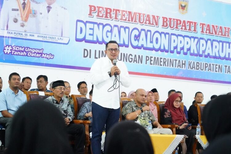 BERTEMU TENAGA HONORER—Bupati Tanahdatar Eka Putra saat menyampaikan sambutan di hadapan tenaga honorer Pemkab Tanah Datar.