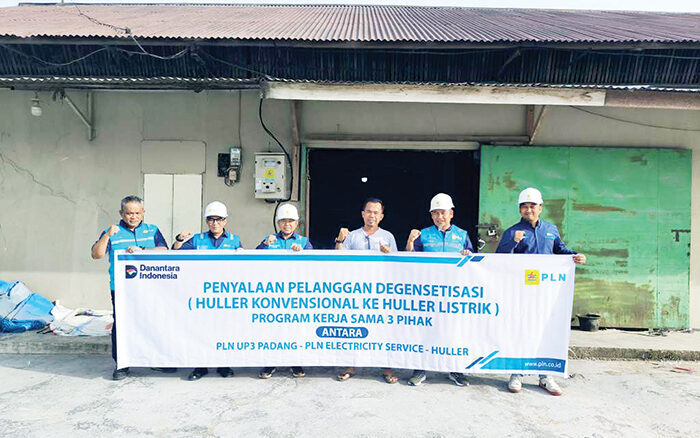 PLN UP3 Padang Percepat Degentisasi, Huller Aciak Mirja Resmi Beralih ke Listrik PLN 1 LISTRIK UNTUK HULLER— PLN Unit Layanan Pelanggan (ULP) Kuranji resmi menyalakan listrik untuk Huller Aciak Mirja di Kuranji, Kota Padang, Selasa (5/8) lalu.