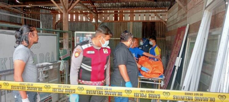 MAYAT— Polisi mengevakuasi mayat gelandangan yang ditemukan tergeletak di gudang kosong di Kelurahan Alai Galombang, Kecamatan Pariaman Tengah, Kota Pariaman.