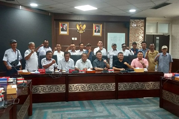 Pengurus Serahkan Bukti Otentik pada Wakil Ketua DPRD Sumbar, M Iqra Chissa Putra Bakal Panggil KSOP Telukbayur 1 DIALOG DENGAN DPRD— Ketua Koperbam Chandra bersama pengurus dan Wakil Ketua DPRD Sumbar qra Chissa Putra, foto bersama usai pertemuan di gedung DPRD Sumbar, Selasa (19/8).