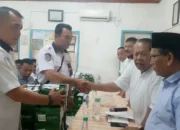 Pengurus Koperbam Bagikan Ratusan Pasang Sepatu, Kurangi Risiko Kecelakaan Kerja