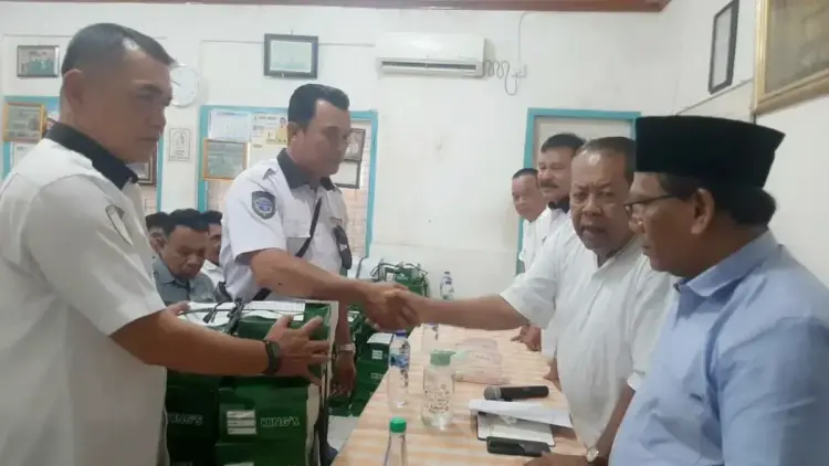 Pengurus Koperbam Bagikan Ratusan Pasang Sepatu, Kurangi Risiko Kecelakaan Kerja 1 SERAHKAN SEPATU—Ketua Koperbam Chandra, Sekretaris Nursal Uce, M, Riswan dan Hendrizon, serahkan sepatu kerja pada KRK Yoni didampingi Ketua PUK Yonismon.