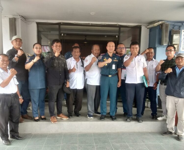 Dua Koperasi di Pelabuhan Telukbayur Temui Titik Terang, Kepala Kantor KSOP Kelas II Bersedia Cabut Rekomendasi 1 PERTEMUAN— Ketua Koperbam Chandra beserta pengurus, Penasihat Hukum Afdal Hirawan dan Kepala Kantor KSOP Chaerul Awaluddin foto bersama usai pertemuan, di kantor KSOP Kelas II, Telukbayur, Kamis (14/8).