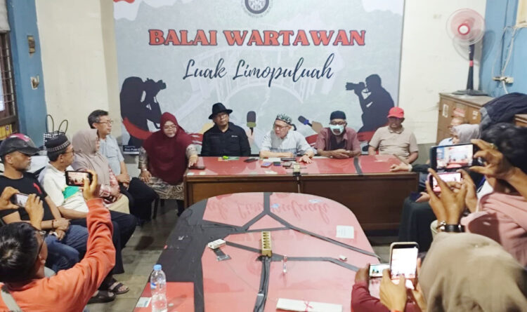 Ikatan Pedagang Duga Pasar Payakumbuh Sengaja Dibakar, Wali Kota Minta Masyarakat Tidak Terpengaruh Isu-isu Liar, Tunggu Hasil penyelidikan Tim Labfor Inafis Polda Riau 1 BERIKAN PERNYATAAN— Ketua Ikatan Pedagang Pasar Payakumbuh (IP3),
H Esa Muhardanil didampingi Ady Surya, John Bahar serta belasan anggotanya mendatangi Balai Wartawan Luak Limapuluh untuk membahas kebakaran pasar yang menghanguskan ratusan toko dan kios.