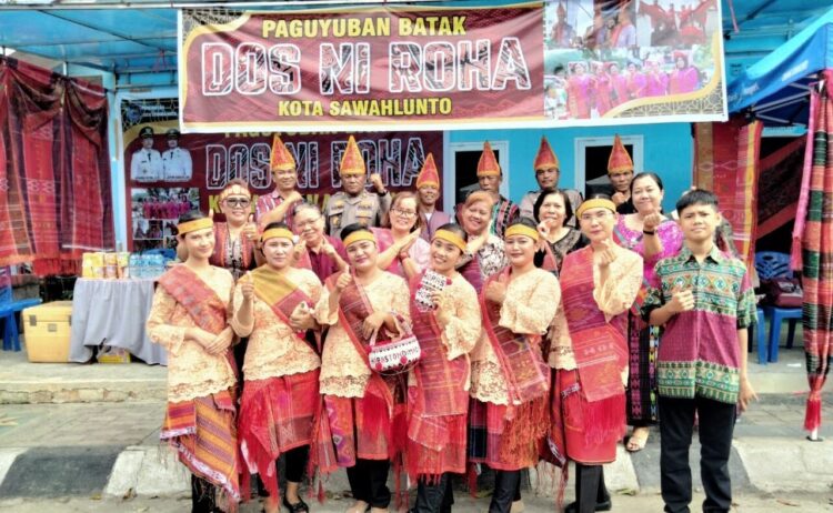 FESTIVAL TANGSI— Sarikat Paguyuban Batak Dos Ni Roha Kota Sawahlunto ikut memeriahkan Festival Tangsi yang dibuka Wali Kota Sawahlunto Riyanda Putra bersama Ketua DPRD Susi Haryati, Senin (25/8).