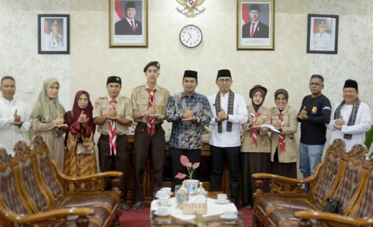 Wako Ramadhani Lepas Kwarcab Gerakan Pramuka, Ikuti Jambore Pramuka Berkebutuhan Khusus Nasional 2025 1 LEPAS— Wali Kota Solok, Ramadhani Kirana Putra melepas keberangkatan kontingen
Kwartir Cabang (Kwarcab) Gerakan Pramuka untuk mengikuti Jambore Pramuka
Berkebutuhan Khusus Nasional Tahun 2025.