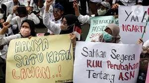 BKN Ungkap 1.068.000 Honorer sudah Diusulkan jadi PPPK Paruh Waktu Per 22 Agustus 2025 1 ILUSTRASI-Honorer melakukan aksi unju rasa.