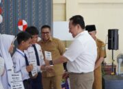 Untuk 156 Siswa di Padang Panjang, Irman Gusman Serahkan Bantuan PIP