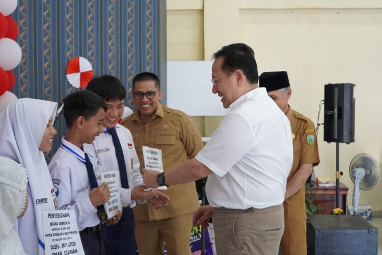 Untuk 156 Siswa di Padang Panjang, Irman Gusman Serahkan Bantuan PIP 1 SERAHKAN BEASISWA PIP— Anggota DPD RI Irman Gusman didampingi Wali Kota Padang Panjang Hendri Arnis serahkan bantuan PIP untuk 156 Siswa di Padang Panjang.